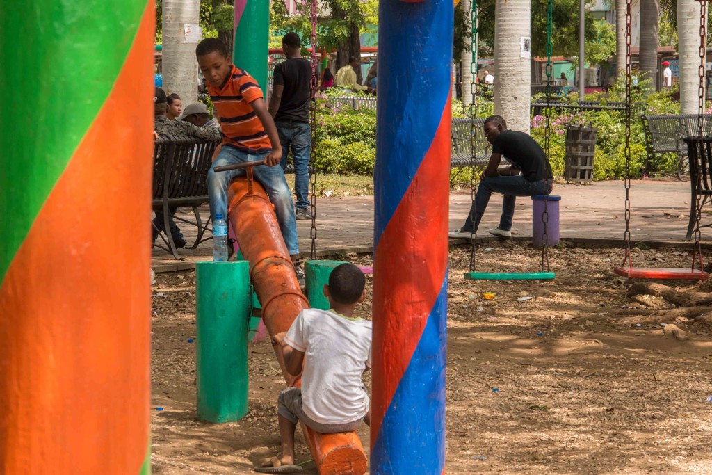 Dominicaanse Republiek-Santo Domingo-hoofdstad-koloniale centrum-kleuren-spelende kinderen